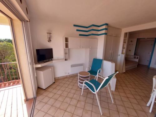 une chambre avec des chaises et une cuisine avec un balcon dans l'établissement Location à banyuls vue panoramique, à Banyuls-sur-Mer