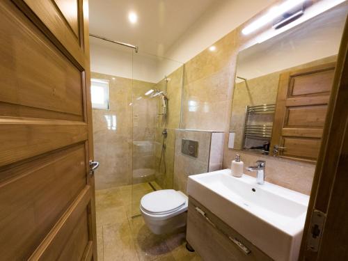La salle de bains est pourvue d'un lavabo, de toilettes et d'une douche. dans l'établissement Martour-ház, à Fonyód