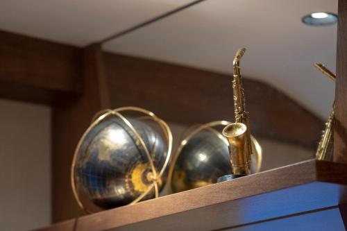 a wooden shelf with two balls and a saxophone at Modern Mountain II Central in Kolašin