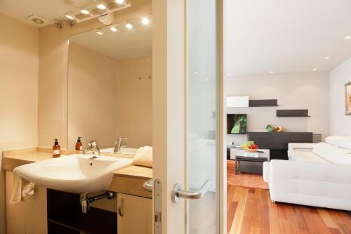 a bathroom with a sink and a mirror at Espectacular piso cerca de la playa in Barcelona