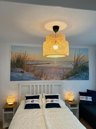 - une chambre dotée d'un lit avec une photo sur le mur dans l'établissement Apartament przy morzu W22, à Rowy