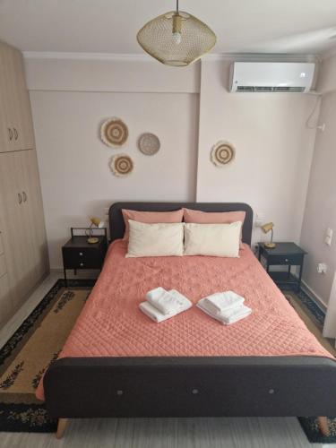 1 dormitorio con 1 cama con 2 toallas en V for the View en Patras