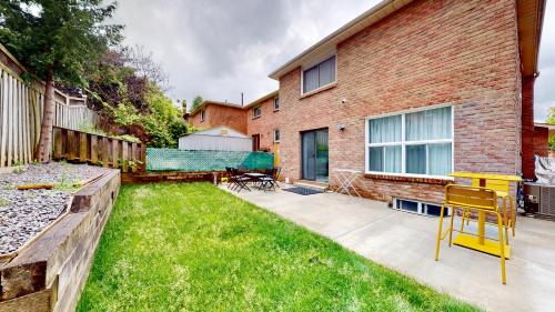 Jardín al aire libre en 3-Bed 3-Bath Cozy Vacation House in Ajax, Greater Toronto Area, ON, Canada