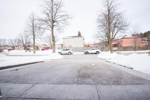 3-Bed 3-Bath Cozy Vacation House in Ajax, Greater Toronto Area, ON, Canada en invierno