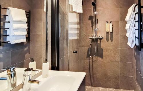 y baño con ducha, lavamanos y ducha. en Amazing Home In Strandlida With Sauna, Wifi And 2 Bedrooms, en Strandlida