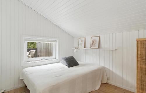 En eller flere senge i et værelse på 4 Bedroom Gorgeous Home In Hornbk