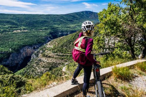a woman riding a bike on a mountain trail at CAMPING 3* ! PROGHE DES GORGES DU VERDON ET LAC DE STE CROIX 04500 ! TOUT EQUIPE ! CHAMPS DE LAVANDES ! CALME ! NBRES ACTIVITES ! RANDONNEES ! NAUTISME ! in Sainte-Croix-de-Verdon