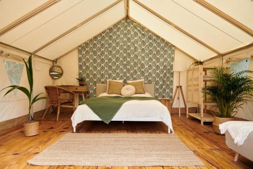 um quarto com uma cama numa tenda em Tranquilo Glamping em Hozanejos