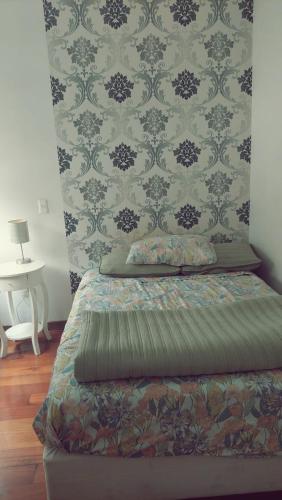 La Molina的住宿－Depa Excelente Vintage，一间卧室配有一张床、一张桌子和一面墙