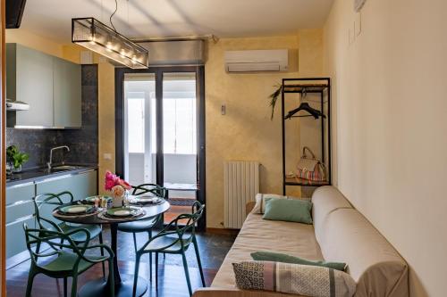 サン・ベネデット・デル・トロントにあるAppartamenti Vacanza Mareのリビングルーム(ソファ、テーブル付)