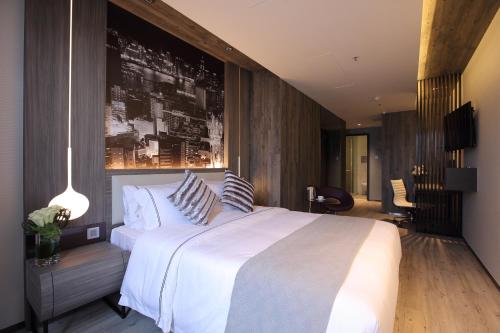فندق ذا بيركن  في هونغ كونغ: غرفة نوم مع سرير أبيض كبير في غرفة