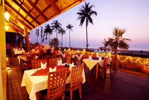Restoran või mõni muu söögikoht majutusasutuses Khaolak Orchid Beach Resort - SHA Extra Plus