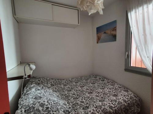 une chambre avec un lit et une fenêtre dans l'établissement Marina La Plagette RDC appontement XL parking, au Grau-du-Roi