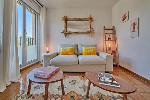 un salon avec un canapé et une table dans l'établissement Sunrise -Swimming-pool-Saint-Tropez center-parking, à Saint-Tropez