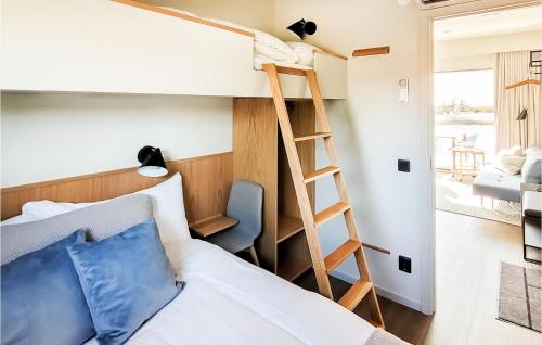 Habitación con litera y escalera en Amazing Home In Strandlida With Sauna, Wifi And 2 Bedrooms, en Strandlida