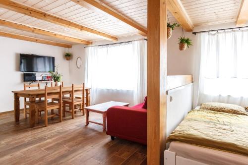 Zimmer mit einem Bett und einem Esszimmer in der Unterkunft Chalupa Těšínov in Protiwin