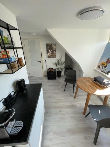 - une cuisine et une salle à manger avec une table et des chaises dans l'établissement Appartement in Centrum Alkmaar, à Alkmaar