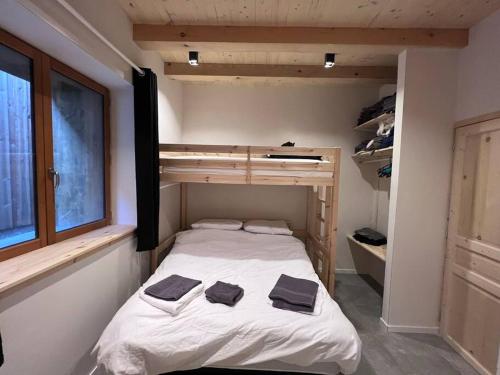 sypialnia z łóżkiem z 2 poduszkami w obiekcie Chalet Des Legendes w mieście La Combe