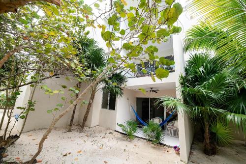 Jardin de l'établissement 87979 Very chic 3BR Condo, tons of amenities, 1 block from Ocean