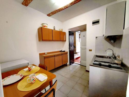 Η κουζίνα ή μικρή κουζίνα στο La Casa in Piazza