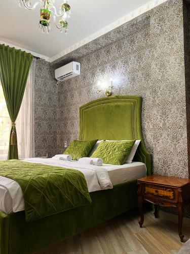 Postel nebo postele na pokoji v ubytování Shirbakyan Boutique Hotel & Apartments