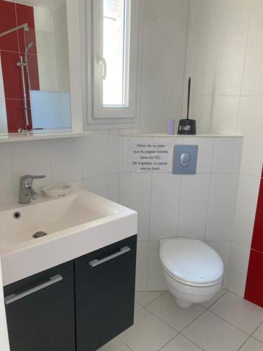 une salle de bain avec un lavabo et des toilettes et une fenêtre dans l'établissement Mireval, à Mireval