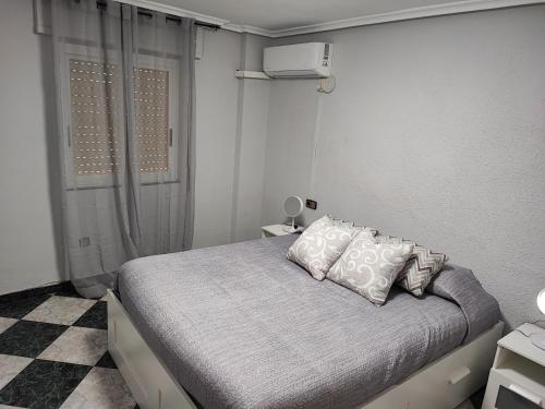 - une chambre avec un lit et 2 oreillers dans l'établissement Teniente Bago, à Jaén