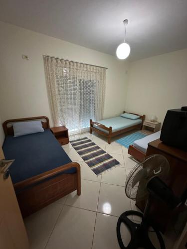 un soggiorno con 2 letti e una finestra di Lalzi Rental apartments a Durrës