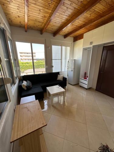un soggiorno con un divano e un tavolo di Lalzi Rental apartments a Durrës