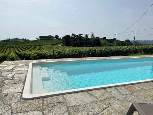 una piscina frente a un viñedo en Villa Bricco 46, en Nizza Monferrato