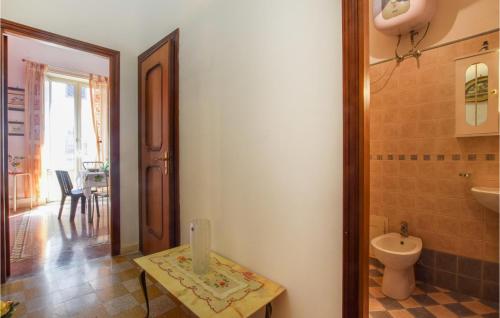 Bathroom sa Nice Apartment In Palermo With Kitchen