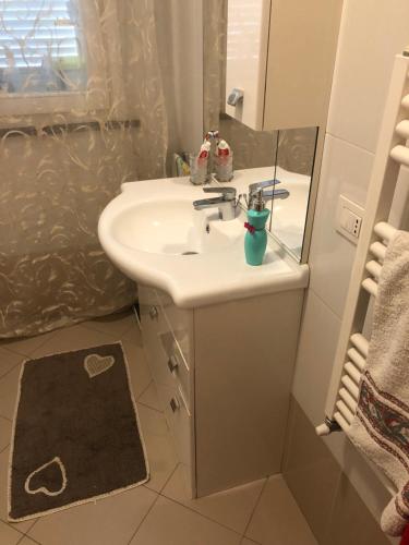 a bathroom with a sink and a mirror at Casa Marisa in Ponsacco