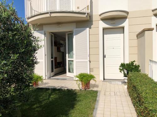 a house with a white door and a balcony at Casa Marisa in Ponsacco