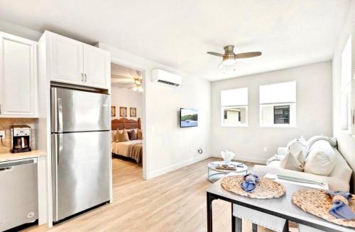 cocina y sala de estar con nevera de acero inoxidable en NEW LISTING Sarasota Pet-friendly 1 Bedroom Apartment, en Sarasota