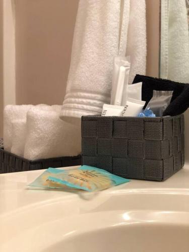 a black basket sitting on top of a bathroom sink at 1 mi to Dollywood mins to all attractions & GSMNP in Sevierville