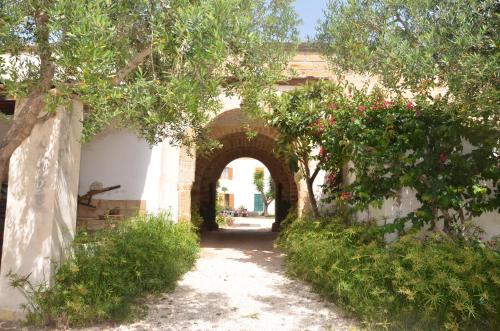 an archway with trees and flowers in a building at GIARDINO del MARE in Petrosino
