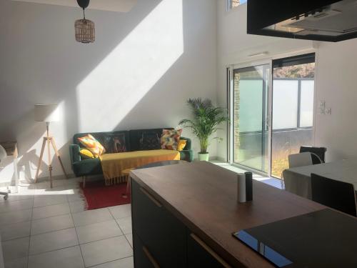 un salon avec un canapé et une table dans l'établissement * Maison de Ville en Pleine Nature *, à Marseille