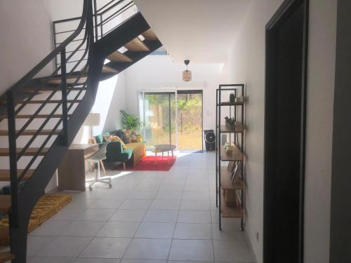 pasillo con escalera y sala de estar en * Maison de Ville en Pleine Nature * en Marsella