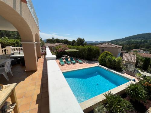 einen Pool im Hinterhof eines Hauses in der Unterkunft Les belles vacances in La Cadière-dʼAzur