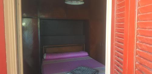 mały pokój z małym łóżkiem w szafie w obiekcie Davinche Al Mamoera w Aleksandrii
