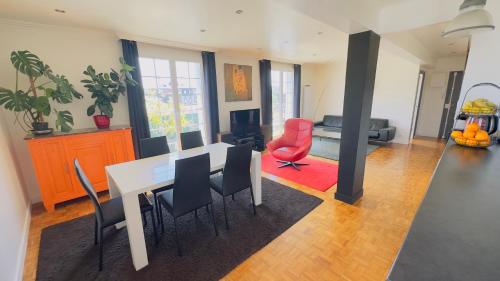 un salon avec une table et des chaises de salle à manger dans l'établissement Spacieux Lumineux Confort Terrasse, à Brest