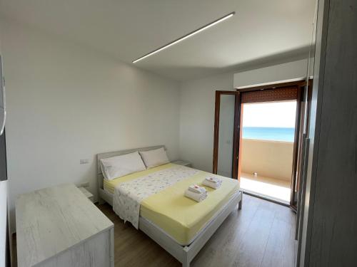 Habitación pequeña con cama y ventana en Oltre le Nuvole, en Lido di Fermo