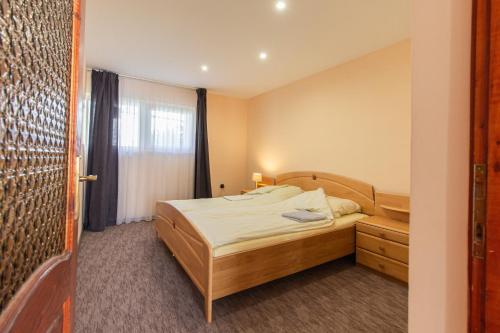 1 dormitorio con cama y ventana en Déli Terasz B Apartman Free parking, self-check-in anytime, en Győr