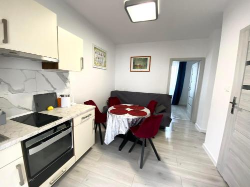Kuchyňa alebo kuchynka v ubytovaní apartament dla 4 osób blisko morza