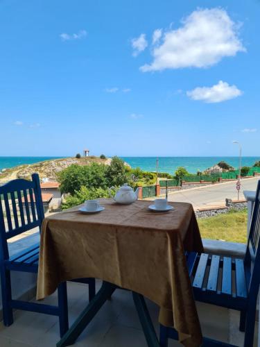 een tafel met twee stoelen en uitzicht op de oceaan bij Sword hotel in Sile