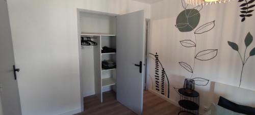 Cette chambre dispose d'un couloir avec une porte et un placard. dans l'établissement Avignon Intramuros - Appartement Le 36, à Avignon