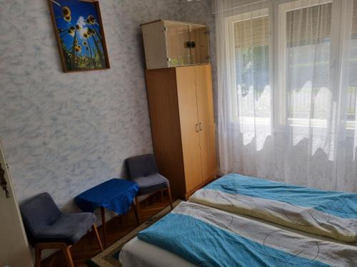 Ένα ή περισσότερα κρεβάτια σε δωμάτιο στο Aranypart 35 Apartman