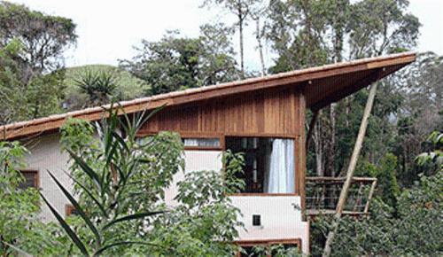a small house with a roof on top of it at Residencial Warabi in Visconde De Maua