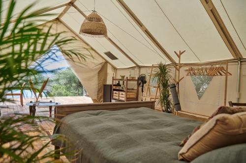Postel nebo postele na pokoji v ubytování Tranquilo Glamping