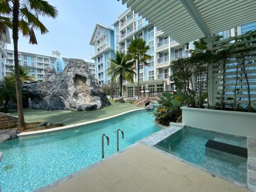 a swimming pool in the middle of a building at Grand Florida Holiday Home in Na Jomtien